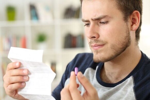 vyras studijuoja antibiotiko nuo prostatito lapelį